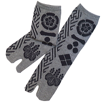 お祭り！和柄足袋ソックス！クルー丈！紗綾型家紋 (ｸﾞﾚｰ×黒）